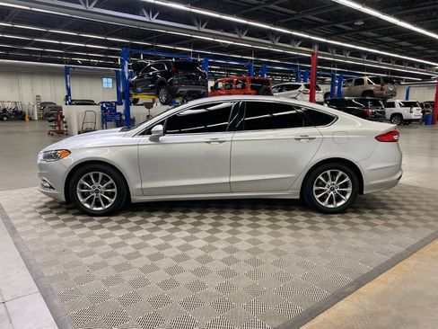Used 2017 Ford Fusion SE image 6