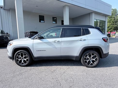 Used 2025 Jeep Compass Limited AWD/4WD image 5