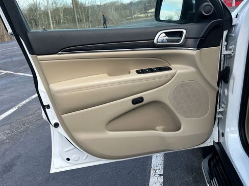 Used 2019 Jeep Grand Cherokee Limited image 18