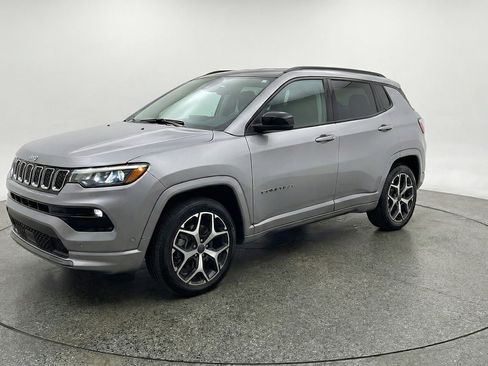 Used 2025 Jeep Compass Limited image 3