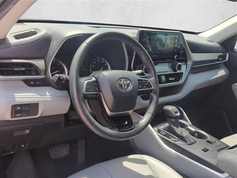 Certified 2020 Toyota Highlander XLE FWD image 12