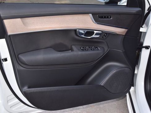 Used 2025 Volvo XC90 B6 Plus image 35