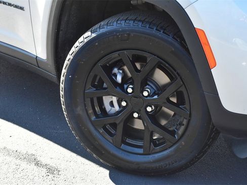 Used 2024 Jeep Grand Cherokee Altitude image 3