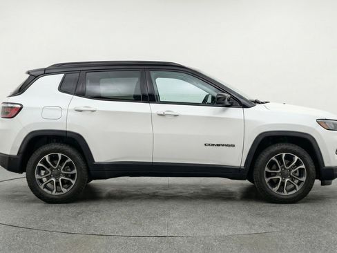 Used 2025 Jeep Compass Trailhawk AWD/4WD image 11