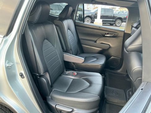 Certified 2022 Toyota Highlander XLE image 18