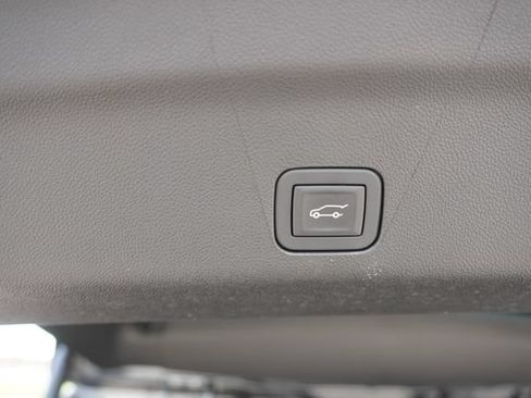 Used 2025 GMC Yukon XL Denali AWD/4WD image 24