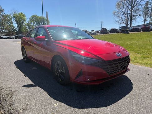 Used 2023 Hyundai Elantra SEL w/ Cargo Package image 4