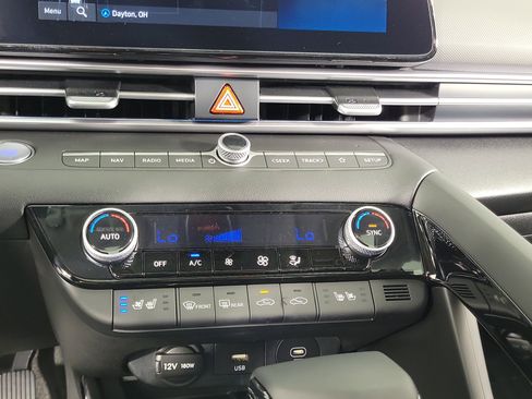 New 2025 Hyundai Elantra Limited image 16