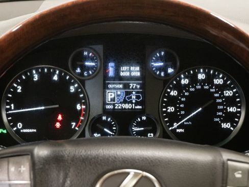 Used 2015 Lexus LX 570 4WD w/ Luxury Package image 16