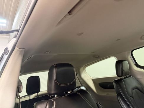 Used 2024 Chrysler Pacifica Touring-L image 15