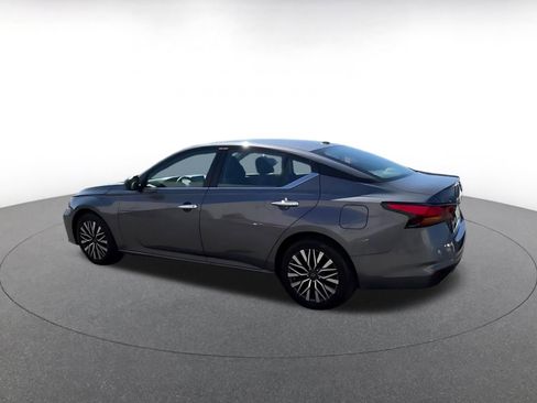 Used 2025 Nissan Altima 2.5 SV FWD image 10