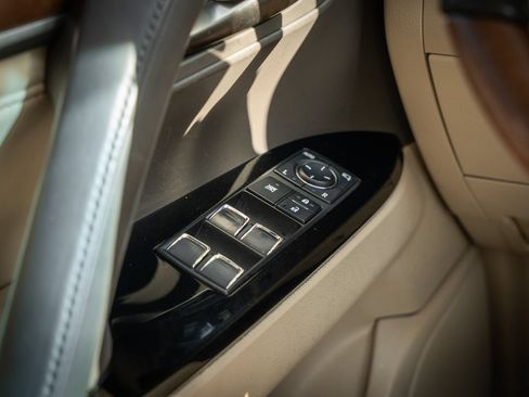 Used 2020 Lexus LX 570 4WD w/ Luxury Package image 37