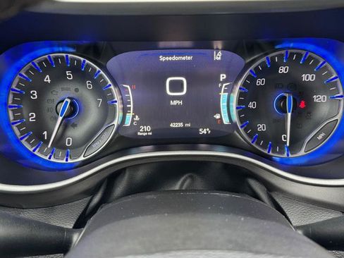 Used 2024 Chrysler Pacifica Touring-L image 15