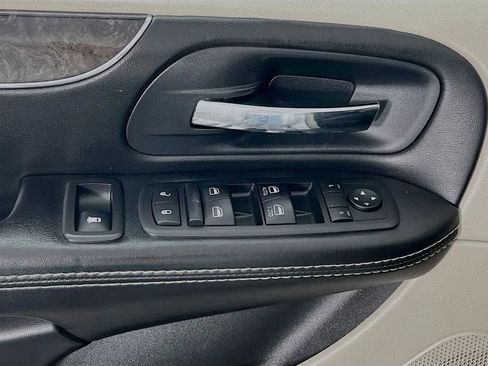 Used 2014 Chrysler Town & Country Touring w/ Driver Convenience Group image 18