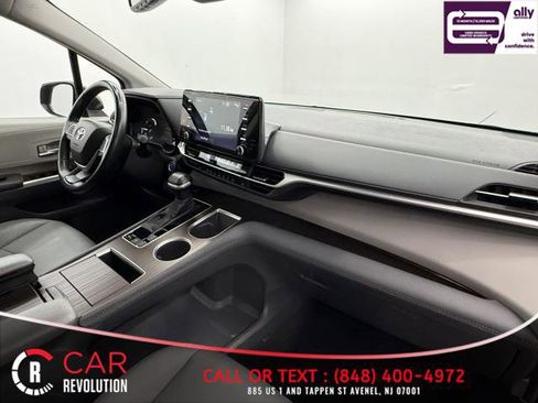Used 2024 Toyota Sienna XLE image 63