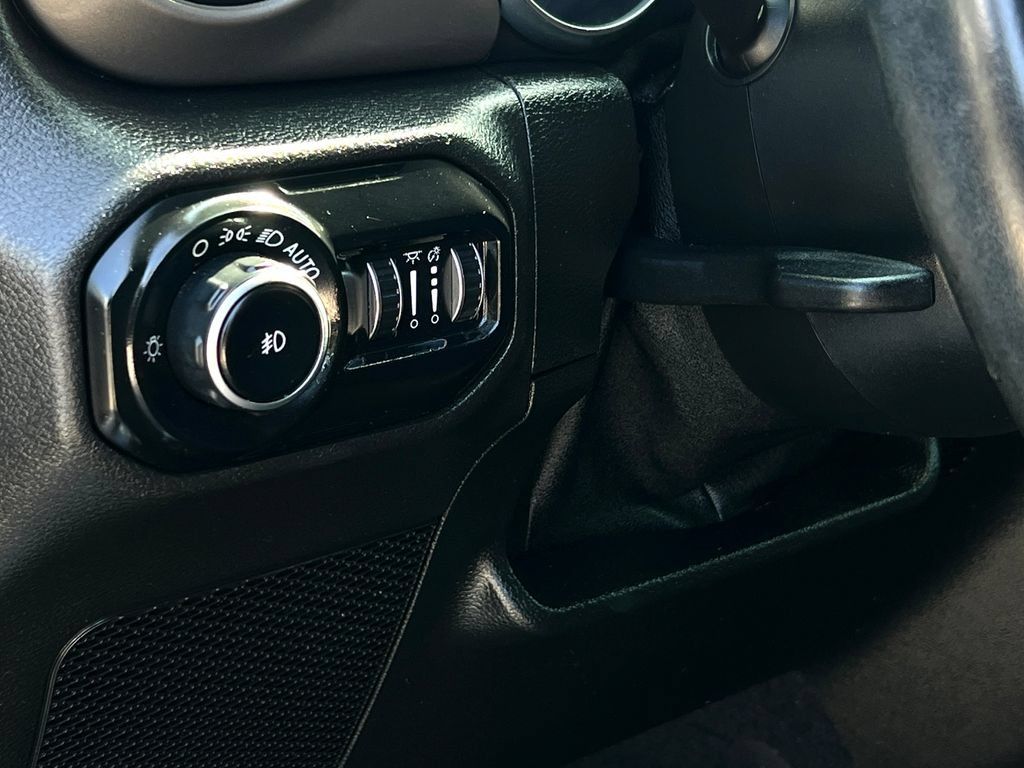 Used 2018 Jeep Wrangler Unlimited Sport S AWD/4WD image 7