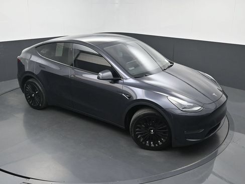 Used 2024 Tesla Model Y Long Range AWD/4WD image 30