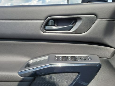 Used 2025 Nissan Pathfinder SV image 17