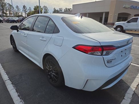 Used 2021 Toyota Corolla LE image 3