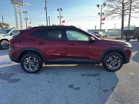 Used 2025 Chevrolet Trax LT w/ LT Convenience Package image 8