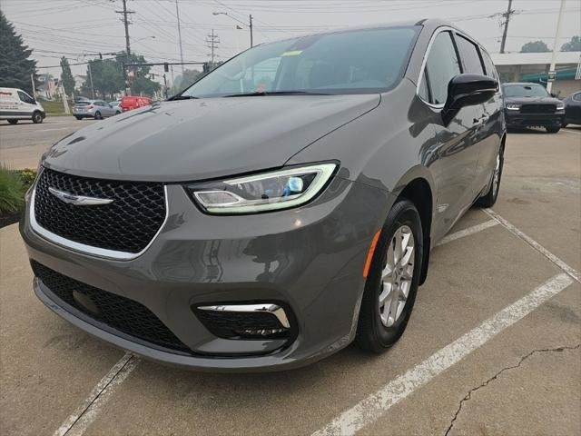 Certified 2024 Chrysler Pacifica Touring-L FWD image 10