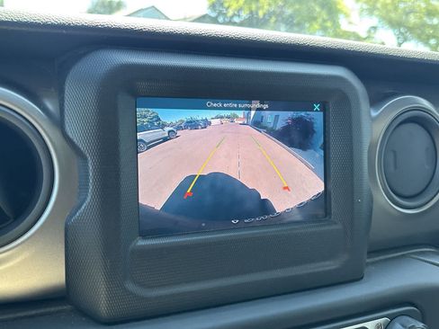 Used 2023 Jeep Wrangler Unlimited w/ Convenience Group AWD/4WD image 19