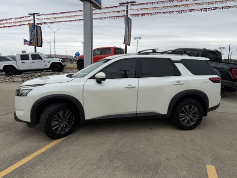 Used 2024 Nissan Pathfinder SV FWD image 10
