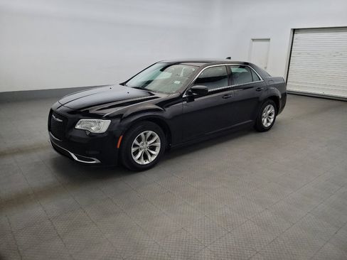 Used 2019 Chrysler 300 Touring RWD image 2