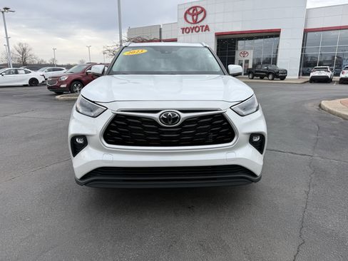Used 2023 Toyota Highlander XLE image 2