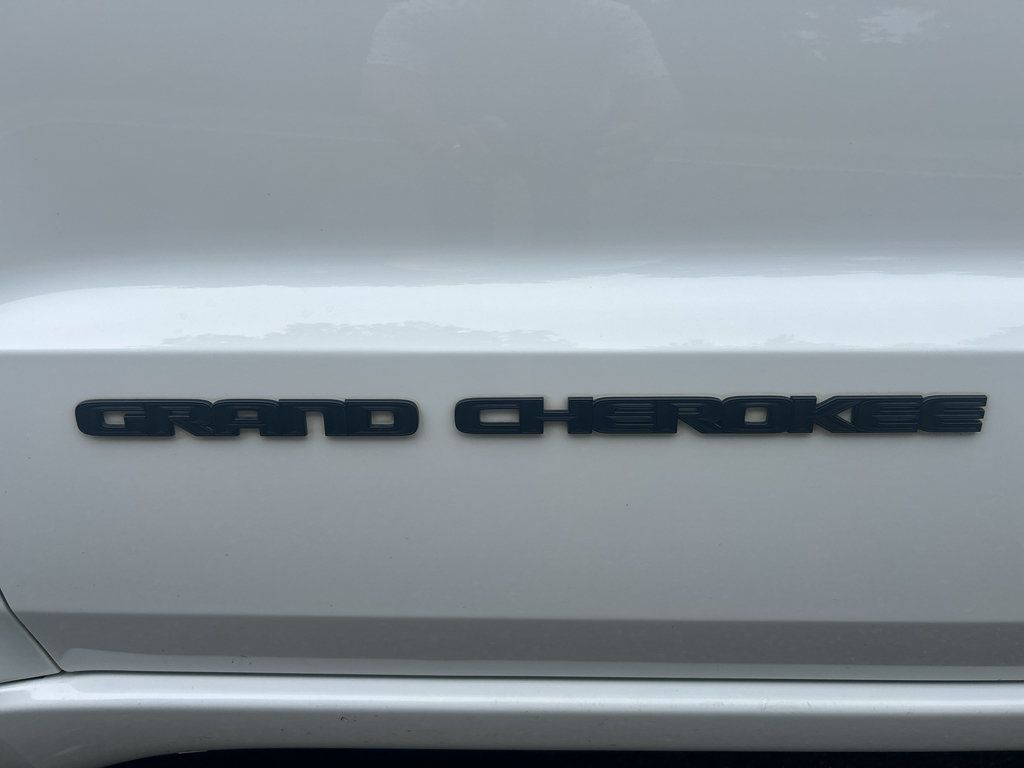 Used 2019 Jeep Grand Cherokee Altitude AWD/4WD image 5