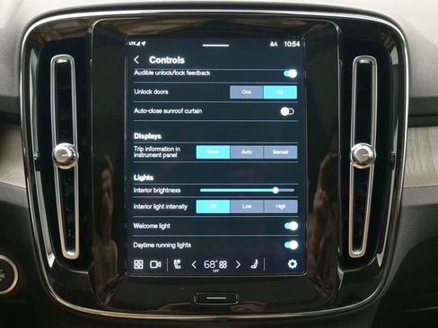 Used 2023 Volvo XC40 B4 Plus w/ Protection Package Premier image 18