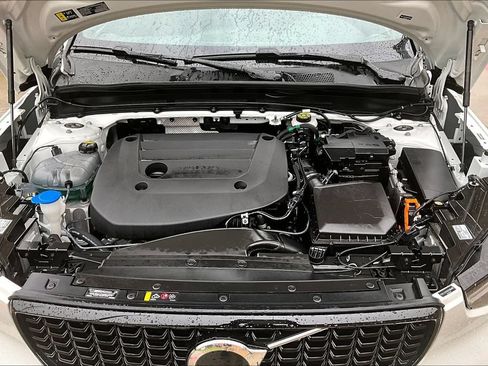 Certified 2025 Volvo XC40 B5 Plus AWD/4WD image 13