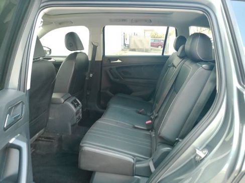 Used 2022 Volkswagen Tiguan SE w/ Panoramic Sunroof Package FWD image 8