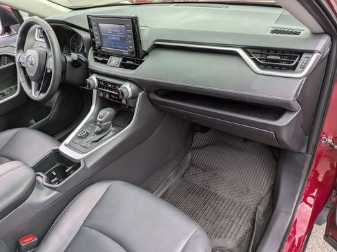 Used 2022 Toyota RAV4 XLE Premium image 26