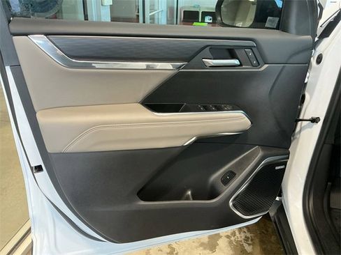 Used 2024 GMC Acadia Elevation image 18