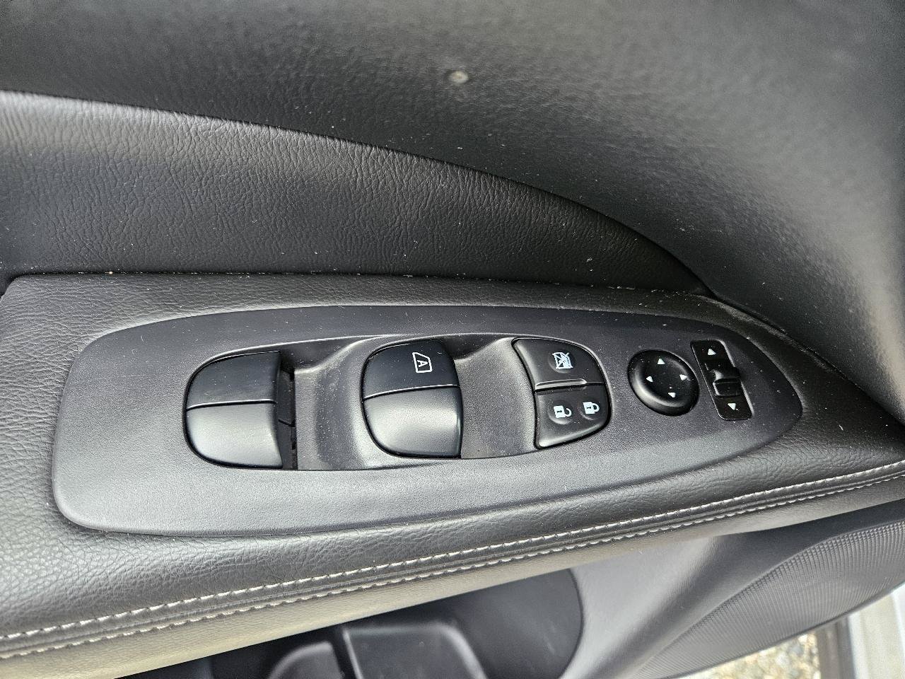 Used 2019 Nissan Pathfinder S AWD/4WD image 13