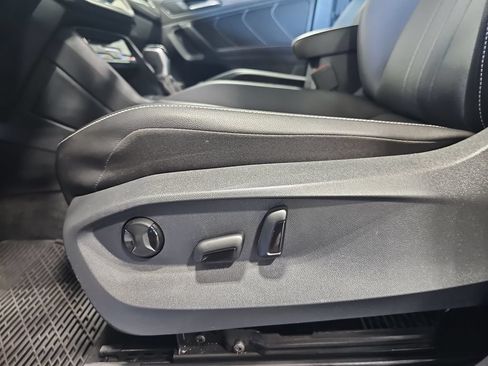 Used 2023 Volkswagen Tiguan SE w/ Panoramic Sunroof Package AWD/4WD image 28