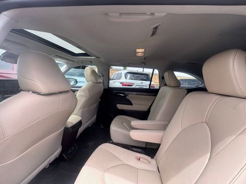 Used 2021 Toyota Highlander Limited FWD image 2