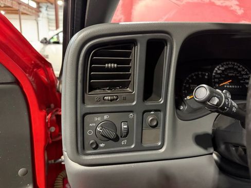 Used 2006 Chevrolet Silverado 2500 LT w/ Skid Plate Package AWD/4WD image 13