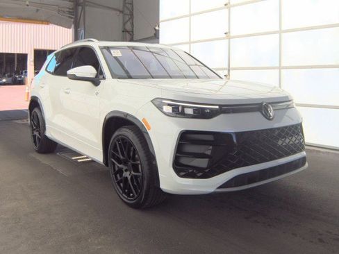 Used 2025 Volkswagen Tiguan SEL R-Line image 3