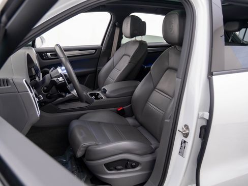 Certified 2022 Porsche Cayenne Platinum Edition image 5