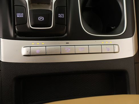 Used 2024 Kia Carnival LX FWD image 7