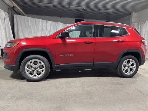 Used 2025 Jeep Compass Latitude w/ Sun & Sound Group AWD/4WD image 4
