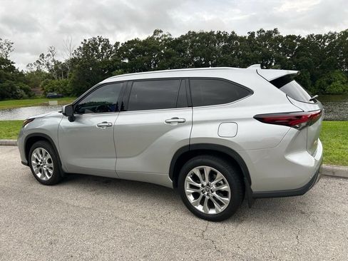 Used 2024 Toyota Highlander Limited FWD image 4