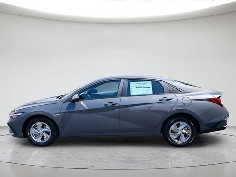 Used 2026 Hyundai Elantra SE FWD image 6