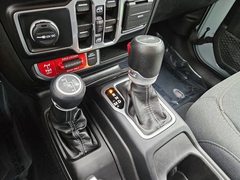 Used 2024 Jeep Wrangler Unlimited AWD/4WD image 27