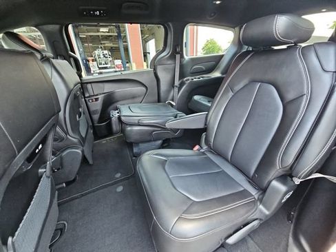 Used 2025 Chrysler Pacifica Select FWD image 27