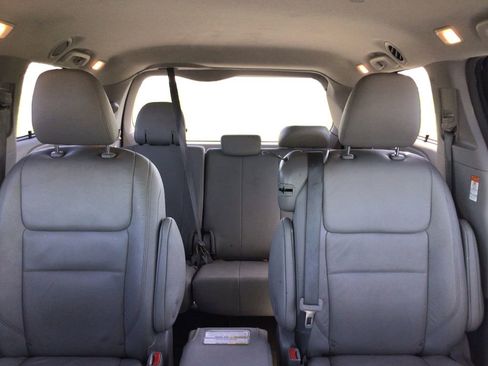 Used 2019 Toyota Sienna XLE w/ Carpet Mat Package FWD image 15