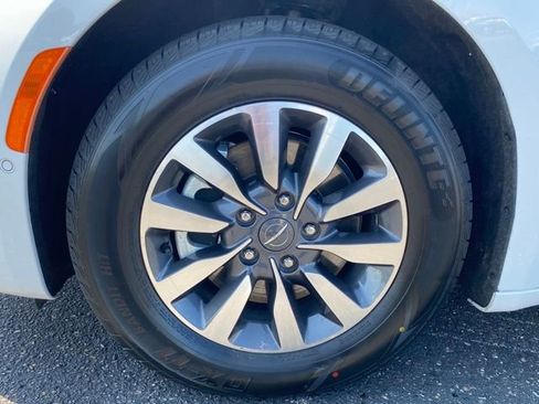 Used 2021 Chrysler Pacifica Touring-L image 24