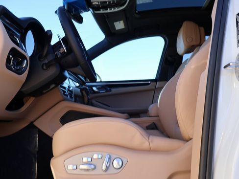 New 2026 Porsche Macan image 36